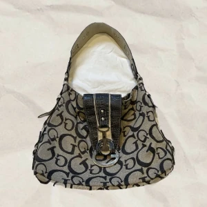 Guess bag  - 2000’s guess väska, perfekt för vardag 