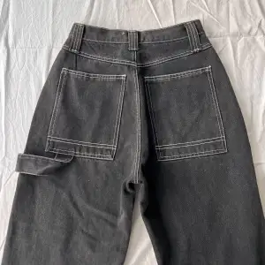 Svarta cargo jeans från märket Leiyu! Dom är svartare än på bild be gärna om fler bilder❤️ Storlek xs kan mäta midjemåttet om du vill!  