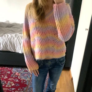 Stickad tröja - Säljer denna snygga stickade tröja med prislappen kvar💕 orginalrpis 1800kr💕 