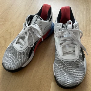 Reebok skor - Ett par reebok nano x st 38,5. Använda max 4gr vilket man kan se på bilderna, minimal slitning:) skorna pasar även mig som har storlek 39. Köptes för 700 :) Pris kan diskuteras och fråga gärna efter fler bilder😄✨