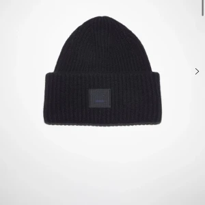 Acne mössa - Säljer min mörk blåa acne mössa som köptes för ungefär ett år sedan, inga defekter eller liknande. Köptes från acne butiken i Stockholm!