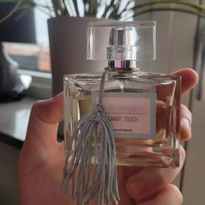 Säljer bershka candy touch parfym som bara använts några gånger 50 ml. Hör bara av dig om du ska köpa parfymen är seriös. Inga onödiga frågor ställs. Allt står här i annonsen Skickas med postnord lätt, frakt står köparen för, 60 kr! Betalning endast swish