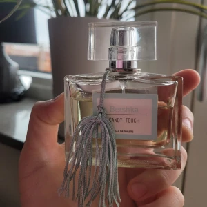 Bershka Candy Touch  - Säljer bershka candy touch parfym som bara använts några gånger 50 ml. Hör bara av dig om du ska köpa parfymen är seriös. Inga onödiga frågor ställs. Allt står här i annonsen Skickas med postnord lätt, frakt står köparen för, 60 kr! Betalning endast swish
