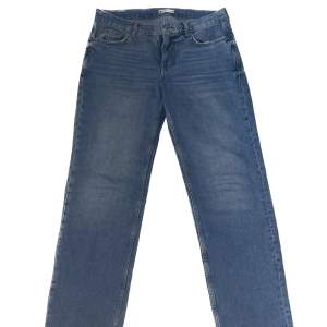 Low waist jeans från Gina tricot😁 lite slitna längst ner på byxorna men annars inga defekter 
