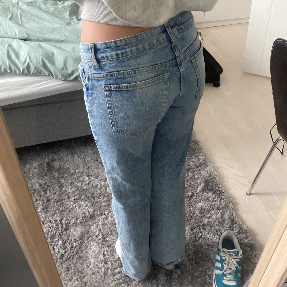 Trendiga jeans från hm💗är 166, säljer bara för jag föredrar när jeansen är lite för långa . Jeans & Byxor.
