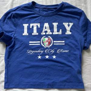 En cropped tight tshirt med tryck. Storlek XS/S. Köpt i butik i Italien 