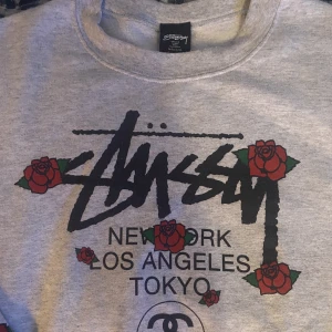 Stussy tröja - Fet Sweatshirt från Stüssy i storlek M. Köpt från USA och är i toppskick. Mått: 43cm midja, 63cm längd.