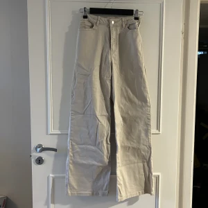 Beiga jeans - Högmidjade beiga jeans, straight leg. Storlek 152 men passar xxs/xs.