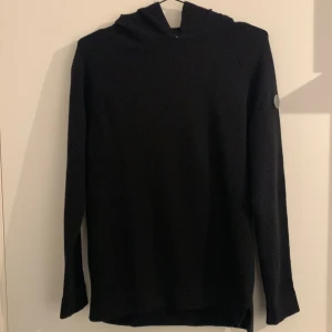 Stickad hoodie - Stickad sail racing hoodie som inte används köpte men den va för liten.