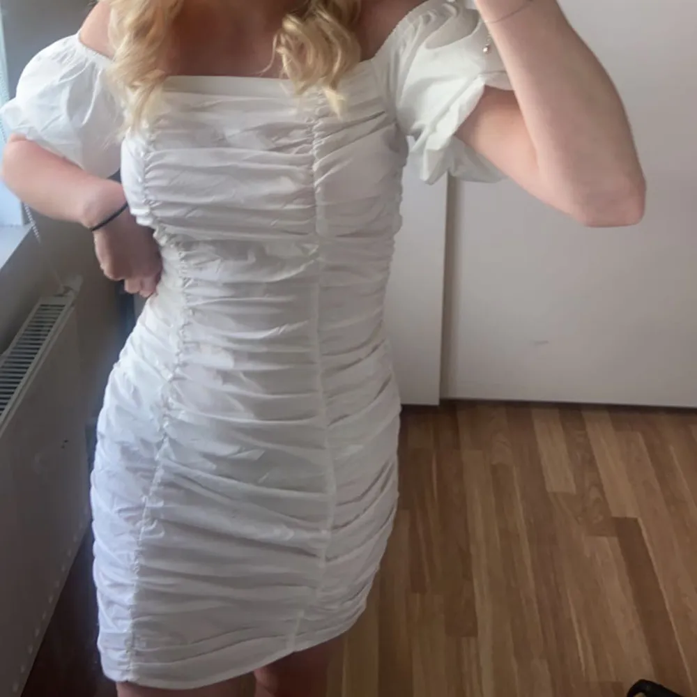 Jag säljer min jättefina vita Nelly klänning i storlek 36. Endast använd en gång🫶🏻köparen står för frakten!. Klänningar.