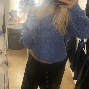 Blå stickad tröja - Super snygg bli stickad tröja i lite tjockare material, super skön o i bra skick