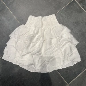 Vit kjol - Helt oanvänd, kan användas som både topp och kjol🤍
