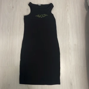 Klänning  - Klänning med hjärta på bröstet