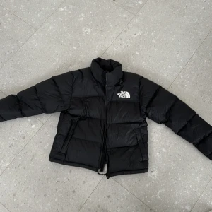 North face puffer  - Säljer min syrras trendiga vinterjacka från north face i storlek medium då hon knappt använder den längre!   Bara små tecken på användning som smått skrynklig och lite smuts på loggor osv