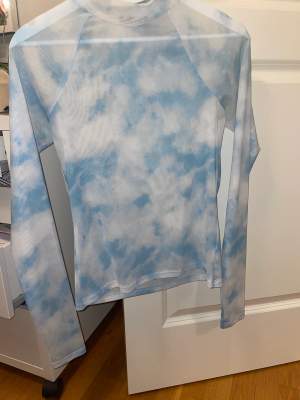 En superfin långärmad tröja i Mesh material. Fint mönster av ljusblå himmel med moln. Använt 1 gång. Finns inte att köpa längre på nätet. Långärmad storlek S. Väldigt skönt material. 💓
