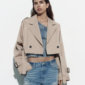 Zara Trenchcoat  - Sjukt snygg kort trenchcoat. Slutsåld på Zara.  Aldrig använd!
