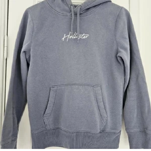 Hollister hoodie - Supersnygg hoodie från hollister i bra skick 💗 köpt på herravdelningen så är herrstorlek S, sitter fint och lagom oversized på mig som bär damstorlek xs-s💕