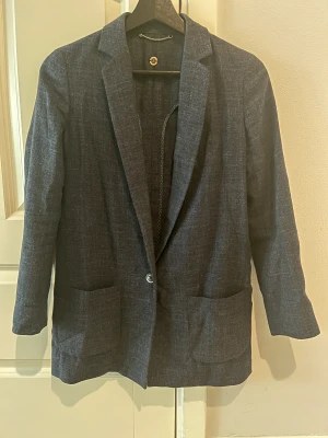 Massimo Dutti kavaj - Säljer den fina kavajen i marinblå färg. Den är i Nyskick Casual fit Materialet är 90% linne och 10% viskos. Ord pris ca 1500kr Kan skicka fler bilder 😊