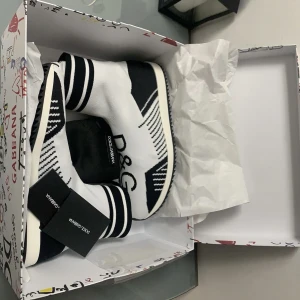 Dolce&Gabbana skor - Helt nya aldrig använt, skick 10/10. Storlek 42. Kvitto finns och alla tillbehör medföljer