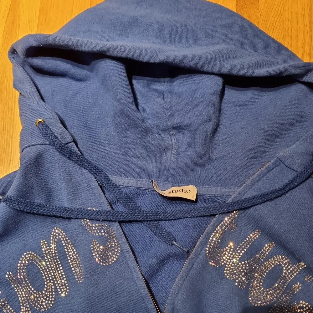 Hej säljer denna Vonstudio rinestone hoodie för att jag aldrig använder den, den är lite urtvättad men annars inga hål och något sånt.. Hoodies.