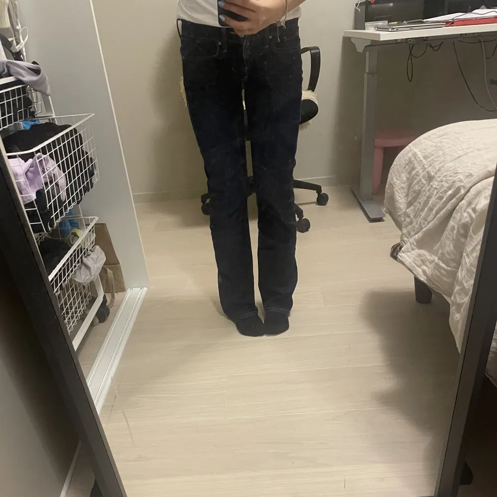 Asnygga lågmidjade jeans från Levis, de är low waist bootcut ❤️. Jeans & Byxor.
