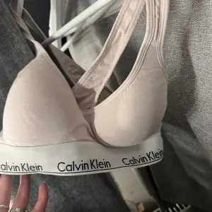 Ljus rosa bh ifrån Calvin Klein. Storlek xs, säljer då den är för liten. Skriv vid intresse