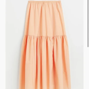 Långkjol- H&M - En persika färgad långkjol från H&M i strl M. Använd fåtal gånger och inga defekter. Skönt och luftigt material och passar perfekt till sommaren💘 Nypris 400 kr🩷200 kr vid snabb affär🥰