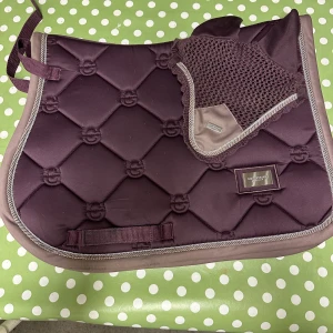 es sett - jättefint sett från equestrian stockholm! använt det en gång, är som nytt! schabrak i ponny och huva i full, detta har jag haft på c-ponny och passar även b-ponny! denna färg finns inte längre! köpt för 1300kr! färg-orchid bloom 