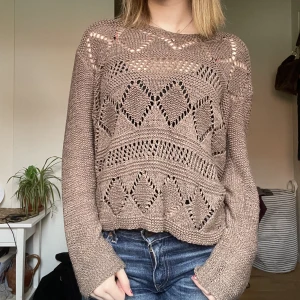 Brun stickad tröja - Snygg brun tröja perfekt till höst/vinter. Står ingen storlek men passar s-m beroende på vilken passform man vill ha