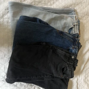 Jeans från Monki - 3 par jeans från Monki i fint skick. Det är 2 par i storlek 25 och 1 par i storlek 26. 