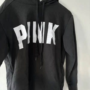 Hoodie från VS - Denna hoodie är köpt i USA och är från Victorias Secret. 