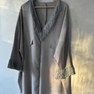 Fin klänning - One size i ljusgrå färg jätte fin 