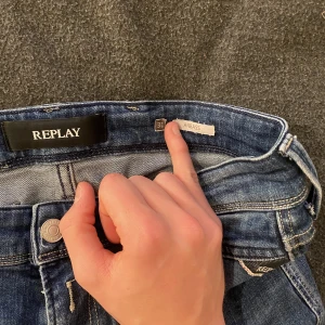 Replay Anbass - Säljer nu mina replay jeans i den väldigt trendiga modellen anbass. Finns ett litet hål mellan benen men inget som syns vid användning därav det bra priset. Tveka inte att höra av er storlek 31 