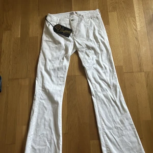 Vita lågmidjade jeans  - Väldigt lågmidjade, aldrig använda med prislapp kvar, köpa för 2 499 men säljer för 600 pris kan diskuteras 