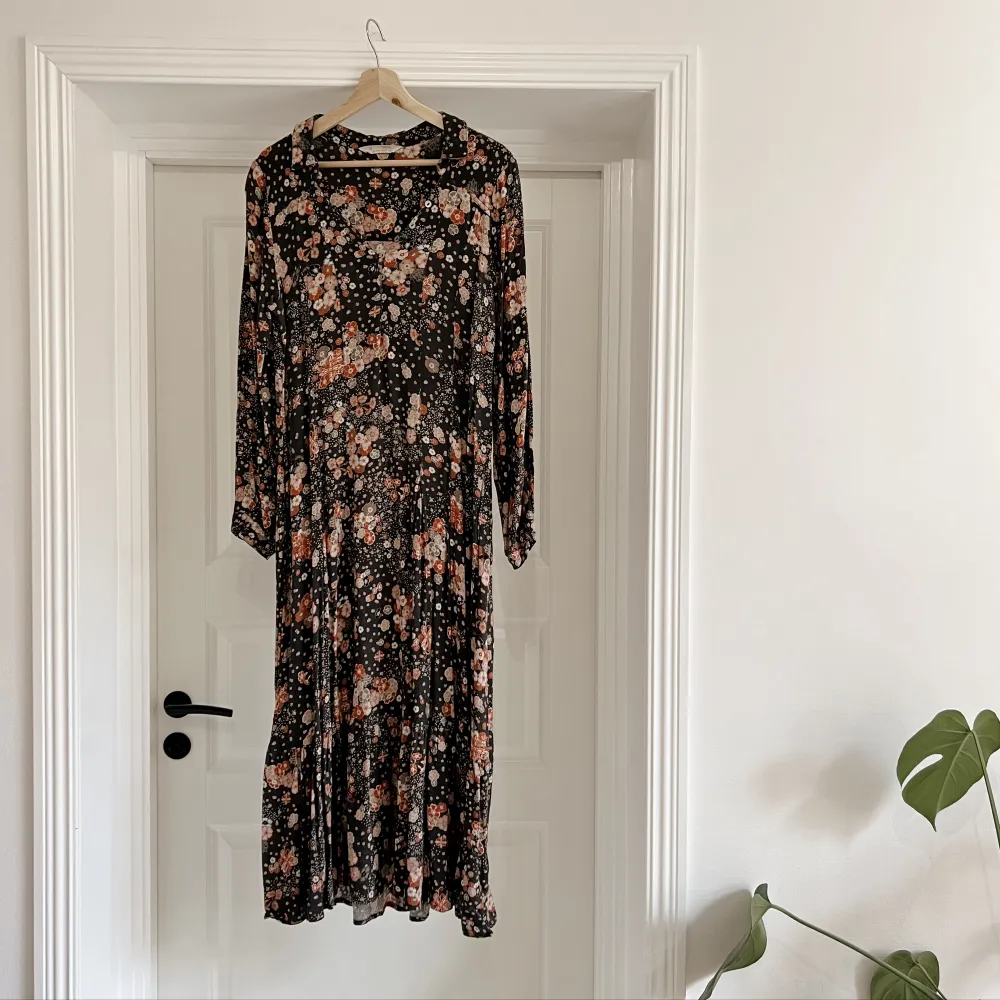 Säljer denna fina Gianna Dress från Odd Molly med underbara höstfärger 🍂Sparsamt använd. Nypris 2495kr. Klänningar.