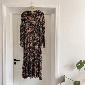 Säljer denna fina Gianna Dress från Odd Molly med underbara höstfärger 🍂Sparsamt använd. Nypris 2495kr