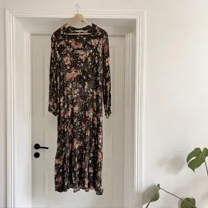 Säljer denna fina Gianna Dress från Odd Molly med underbara höstfärger 🍂Sparsamt använd. Nypris 2495kr