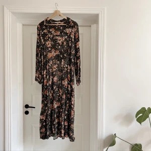 Odd Molly klänning - Säljer denna fina Gianna Dress från Odd Molly med underbara höstfärger 🍂Sparsamt använd. Nypris 2495kr