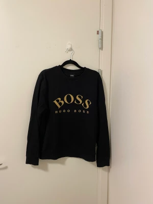 Hugo boss sweatshirt  - Jsg säljeren Hugo boss sweatshirt. Stoleken är M men den passar även S.