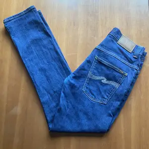 Snygga höst/vinter jeans från nudie i storlek W32 L32. Jeansen är använda men i ett bra skick. Nypris: ~1500kr och vårat: 399kr. Pris kan diskuteras. Hör av dig vid frågor eller funderingar!