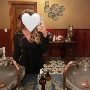 Blus - Jätte gullig svart blus ifrån NA-KD som bara använts en gång då den inte riktigt är min stil. Den är fortfarande i ett bra skick och ser som ny ut😋