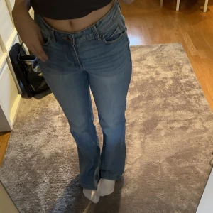 Blåa jeans - Jättefina blåa jeans i storlek 36 eller 27/32 från Nelly.