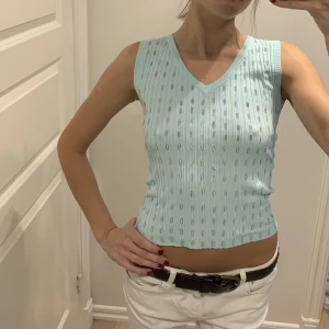 Vintage topp italiensk - Säljer denna super fina vintage topp/väst som jag köpte i Italien☺️🇮🇹Det finns ingen storlek men passar mig som brukar ha S. 