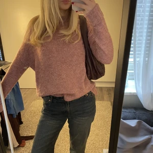 Stickad tröja - Smutsrosa stickad tröja! Perfekt nu i höst/vinter. Bara skicka om ni har frågor, vill ha fler bilder, diskutera pris eller liknande🥰🥰 