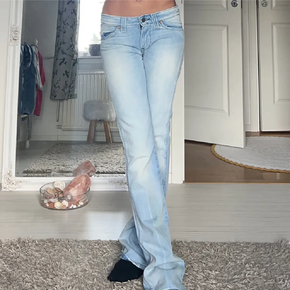 Jättefina jeans som jag köpt från en tjej här på Plick💕 midjemått:36cm rakt över, innerbenslängd:80 cm. Säljer då de inte satt bra på mig💗 (lånade bilder, skriv privat för fler). Jeans & Byxor.