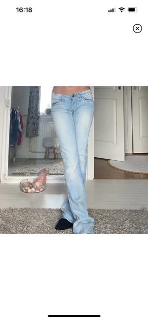Wrangler jeans - Jättefina jeans som jag köpt från en tjej här på Plick💕 midjemått:36cm rakt över, innerbenslängd:80 cm. Säljer då de inte satt bra på mig💗 (lånade bilder, skriv privat för fler)