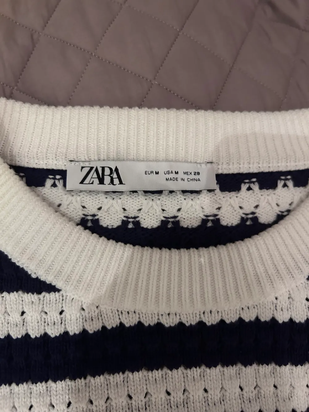 Säljer denna svin snygga stickade randiga t shirten från Zara! 💗 Marin blå och vit, även om den ser mörkare ut på bild. Zara Strl M men passar även S. 🥰. Tröjor & Koftor.