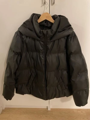 Jacka - Säljer denna jacka i helt fint skick och sparsamt använd utan tydliga defekter. Ord pris 799kr 