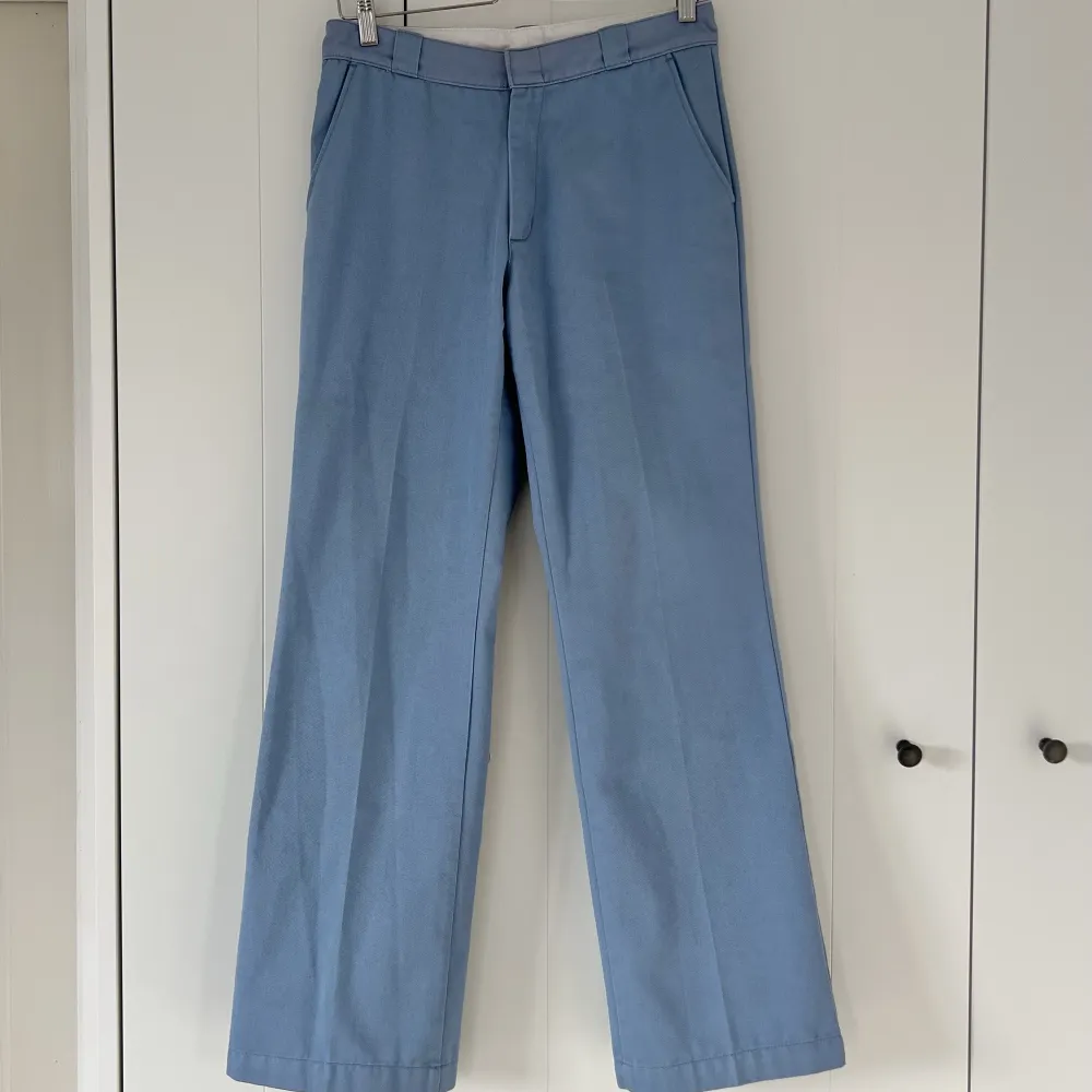Sjukt fina ljusblå chinos/kostymbyxor från carhartt, superbra skick!. Farkut & Housut.