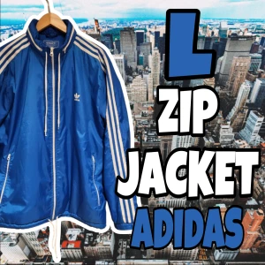 ADIDAS ZIP JACKET/PRASSELJACKA MED UTFÄLLBAR HUVA - Fet Adidas prasseljacka med utfällbar huva. Säljer för att den aldrig kommer till användning men riktigt fet. Bilden ovan är min men kan ta fler (kom DM!).